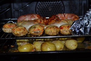 Dreierlei Hähnchen, gefüllte Champignons und Sesamkartoffeln im Ofen