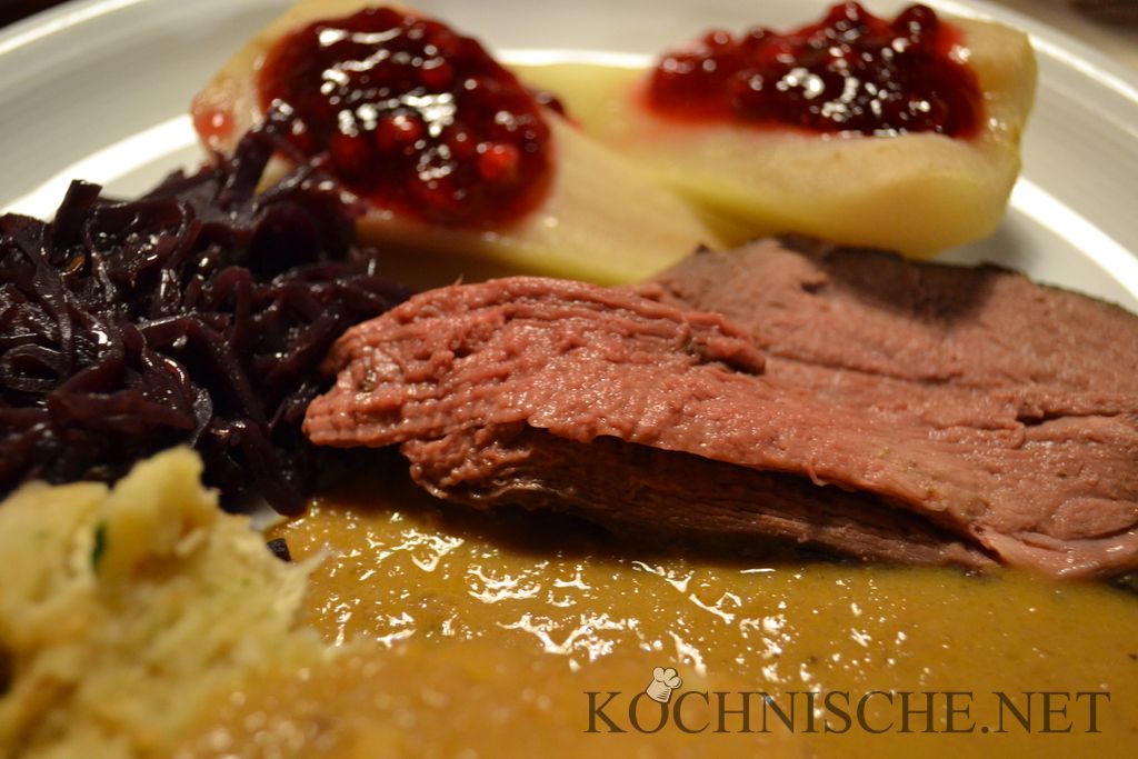 Rehkeule mit Birnen, Preiselbeeren, Semmelknödel und Rotkohl - lecker ...