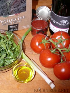 Zutaten für Fettuccine al nero di seppia con pomodoro e rucola