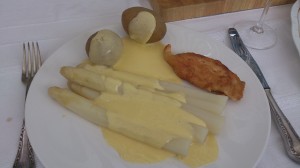 Sauce hollandaise  mit Spargel, Kartoffeln und Hähnchenbrust