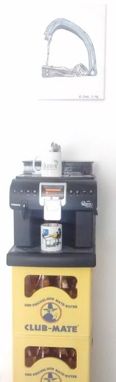 Auch hipsterhaft: Kaffee-Automat auf Club Mate Kisten.