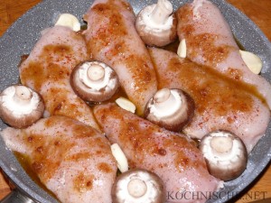 Hähnchen & Champignons warten in der Pfanne auf ihren Einsatz.