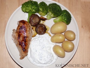 Knoblauch-Hähnchenbrust mit Broccoli, Champignons, Frühkartoffeln und Kräuterquark