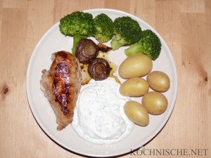 Knoblauch-Hähnchenbrust mit Champignons, Broccoli, Frühkartoffeln und Kräuterquark