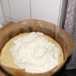 Omas Käsekuchen wird gefüllt