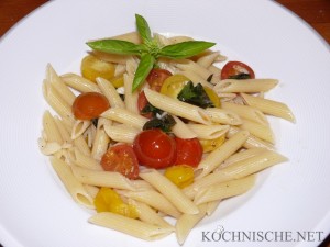 Penne con Aglio, Pomodori e Basilico