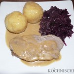 Schweinebraten in Bourbon-Schwarzbier-Sauce mit Klößen und Rotkohl