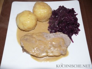 Schweinebraten in Bourbon-Schwarzbier-Sauce mit Klößen und Rotkohl