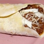 Burrito mit Hackfleisch, Bohnen, Käse und Ziegenkäse