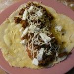 Burrito mit Bohnen, Hackfleisch, Käse und Ziegenkäse