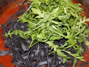 Fettuccine al nero di seppia con pomodoro e rucola