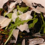 Fettuccine al nero di seppia con pomodoro e rucola - fertig angerichtet