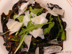 Fettuccine al nero di seppia con pomodoro e rucola - fertig angerichtet