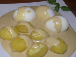 Senfeier mit Salzkartoffeln